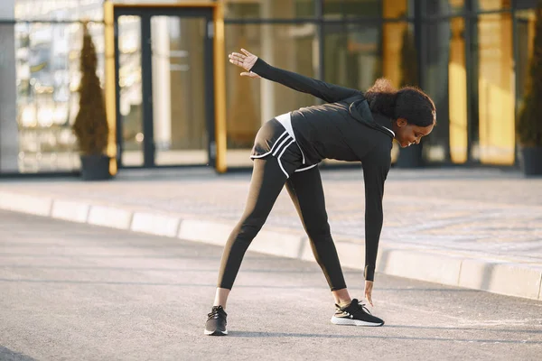 非裔美国人的健身模式延伸到室外 穿着黑色运动服的女人健康和健康生活方式概念 — 图库照片