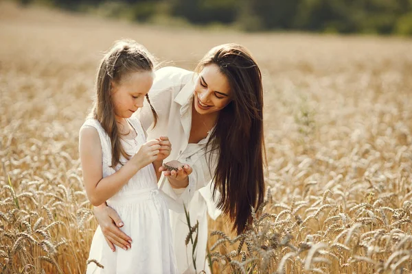 Юная Мама Дочь Белых Платьях Пшеничном Поле Солнечный День Мать — стоковое фото
