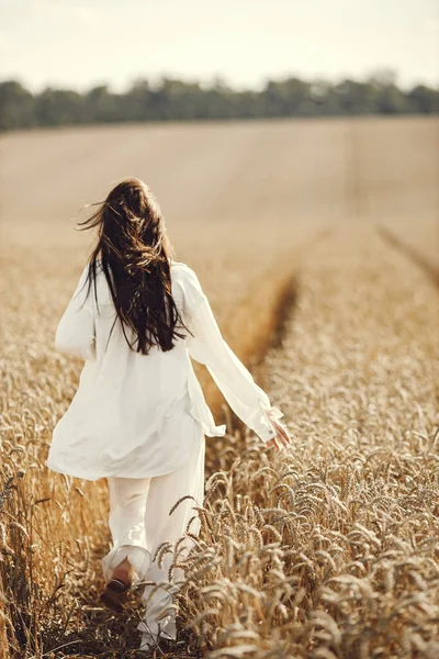 Женщина Бегает Пшеничному Полю Брюнетка Ходит Летнему Полю Белой Одежде — стоковое фото