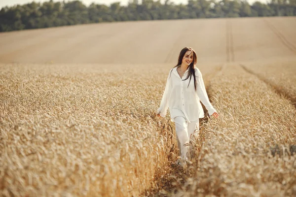 Женщина Бегает Пшеничному Полю Брюнетка Ходит Летнему Полю Белой Одежде — стоковое фото