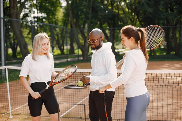 Kız Arkadaşlar Tenis Dersi Alıyor Siyahi Adam Koçu Konuşuyor Nasıl — Stok fotoğraf