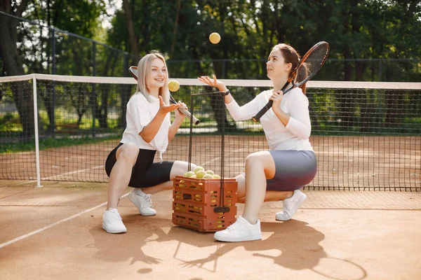 Amici Donne Con Racchette Scatola Palline Sul Campo Tennis Estate — Foto Stock