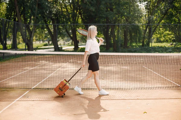 テニスの選手はテニスのカートを通って行く モデルポーズ 趣味スポーツ用具 — ストック写真