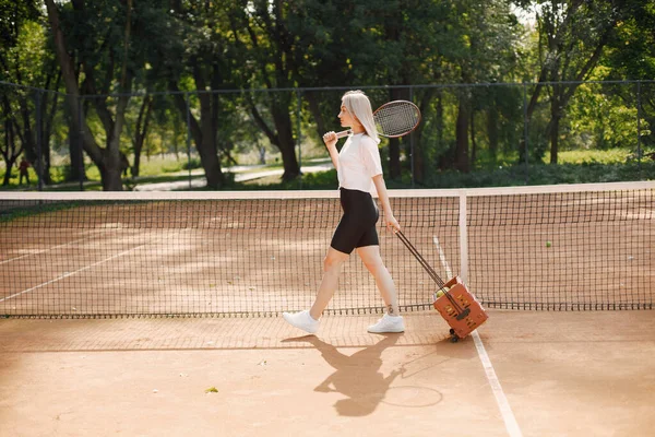 Tennisspielerin Beim Tennisspielen Model Posieren Hobbys Sport Ausrüstung — Stockfoto