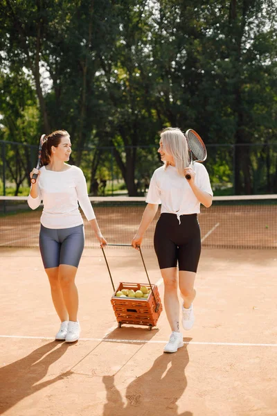 Amici Donne Con Racchette Scatola Palline Sul Campo Tennis Estate — Foto Stock