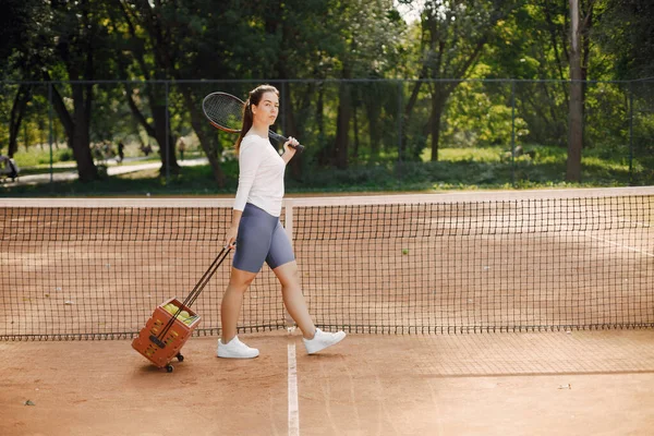 Теннисист Проходит Через Теннисный Корт Позирование Модели Хобби Спорт Оборудование — стоковое фото