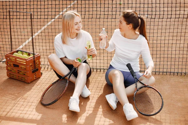 Due Giovani Donne Sedute Vicino Alla Rete Tennis Avere Conversazione — Foto Stock