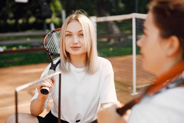 テニスコートにはラケットとボールの箱を持つ女性の友人 夏外の法廷 — ストック写真