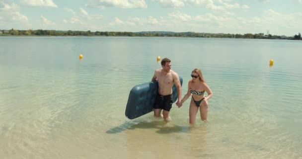 Встановлення Озера Чоловік Жінка Плавають Озері Жінка Лежить Надувному Матраці — стокове відео