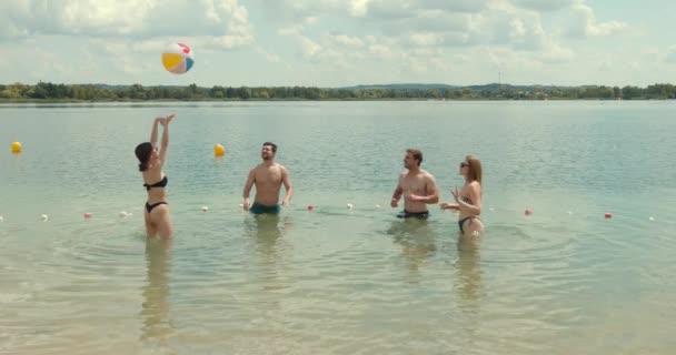 Gruppe Junger Freunde Die Sommer See Mit Ball Spielen Und — Stockvideo