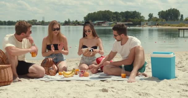 Νέοι Που Πίνουν Χυμούς Πίνουν Και Διασκεδάζουν Στην Παραλία Μέτριο — Αρχείο Βίντεο