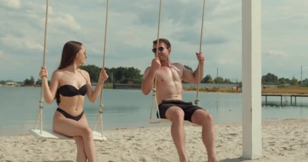 Giovane Coppia Altalena Impostata Una Spiaggia Amare Uomo Donna Dondolando — Video Stock