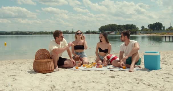 Νέοι Που Πίνουν Χυμούς Πίνουν Και Διασκεδάζουν Στην Παραλία Μέτριο — Αρχείο Βίντεο