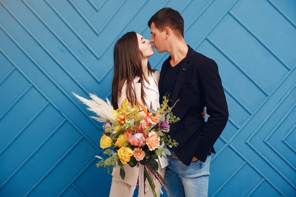 Fleuriste Avec Des Fleurs Une Femme Tient Bouquet Couple Sur — Photo