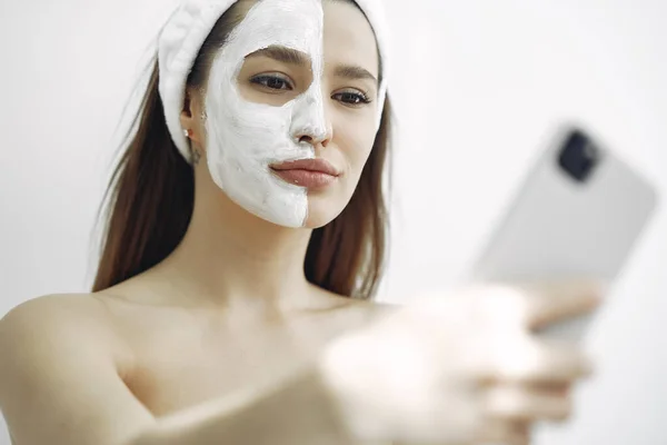 Tema Kosmetologi Gadis Dengan Perban Putih Wanita Dengan Topeng Wajah — Stok Foto