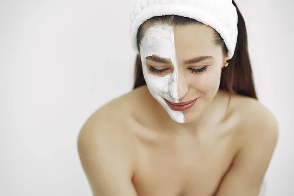 Tema Kosmetologi Gadis Dengan Perban Putih Wanita Dengan Topeng Wajah — Stok Foto