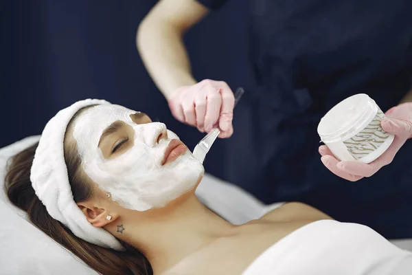 Kosmetologis Mengobati Klien Kulit Wanita Dengan Kosmetologis Lady Sebuah Studio — Stok Foto