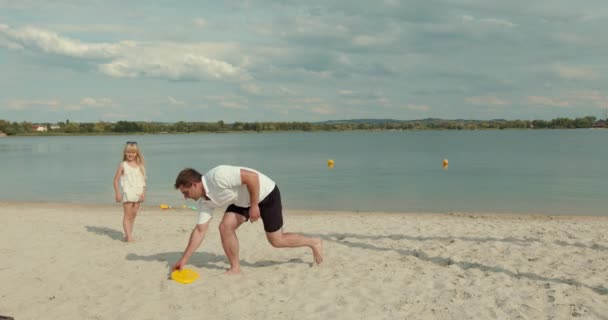Père Fille Heureux Jouent Frisbee Sur Plage Sable Fin Famille — Video