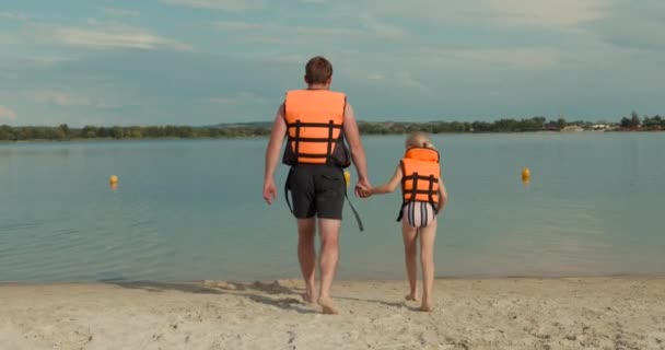 Supボードで娘と一緒に泳ぐ人生ベスト水泳 夏の日に湖で家族のパドルボード 子供とのアクティブなレジャー 家族の地域の休暇の概念 — ストック動画