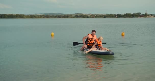 Ayah Dengan Putri Yang Memakai Rompi Renang Berenang Berenang Papan — Stok Video