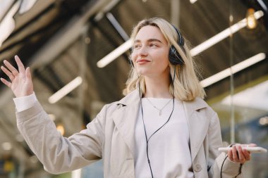 Güzel sarışının portresi. Yaz şehrinde manken.