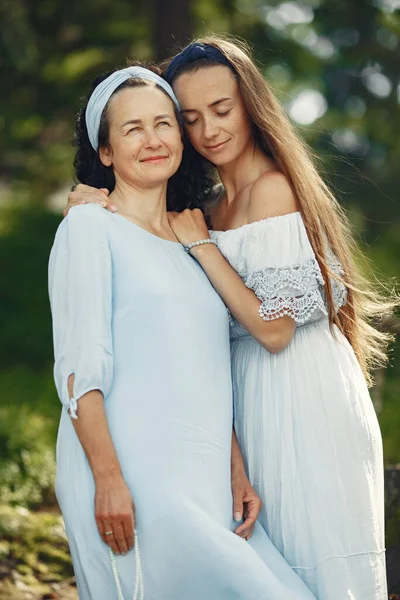 Γυναίκες Καλοκαιρινό Δάσος Κυρία Μπλε Φόρεμα Οικογενειακή Στάση Και Αγκαλιά — Φωτογραφία Αρχείου