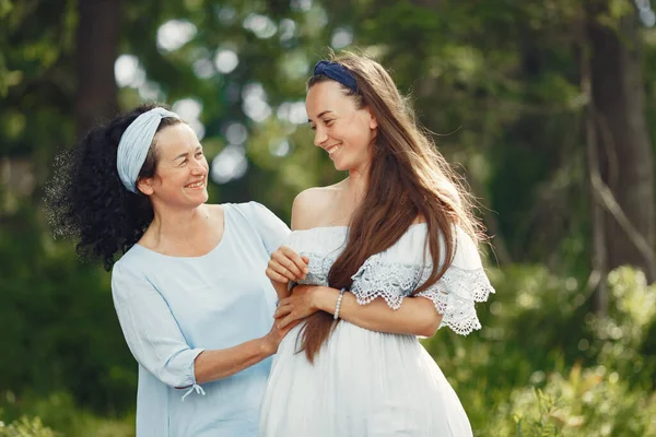 Γυναίκες Καλοκαιρινό Δάσος Κυρία Μπλε Φόρεμα Οικογενειακή Στάση Και Αγκαλιά — Φωτογραφία Αρχείου