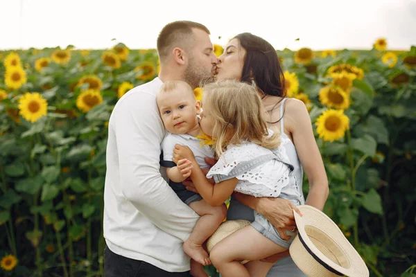 Photo Happy Family Parents Daughter Family Together Sunflower Field Man —  Fotos de Stock