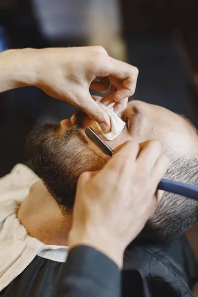 Mand Med Skæg Frisør Med Klient Mand Med Barbering - Stock-foto