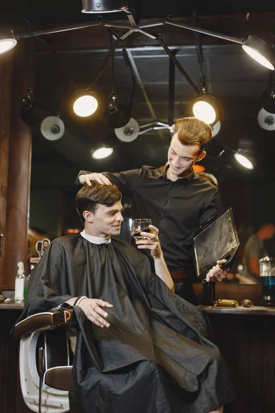 Hombre Sentado Una Silla Peluquería Con Cliente Chico Bebiendo Whisky — Foto de Stock