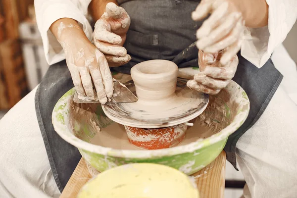 창조적 평상복 앞치마를 아름다운 작업실에서 그릇을 만드는 사람들 — 스톡 사진