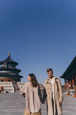 Güzel bir çift, balaylarında Çin 'i keşfetmeye bayılıyorlar. Cennetin tapınağında yürüyen bir çift, tüm mimari ve kültürü alıyorlar..