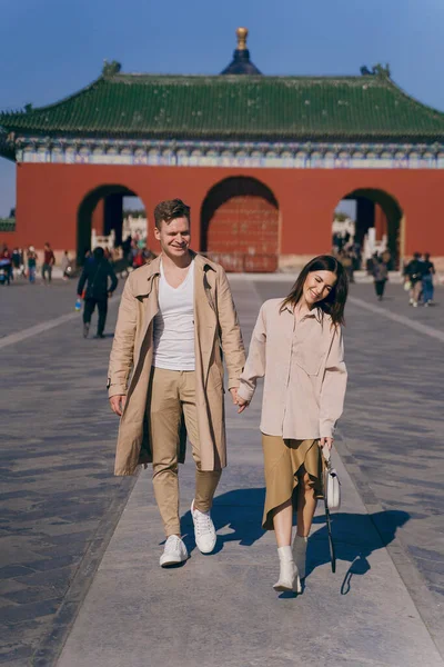 Encantador Casal Explorando Atrações Turísticas Pequim China Casal Explorando Templo — Fotografia de Stock