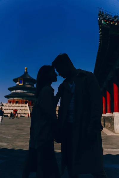 新婚旅行で中国を探検するのが大好きです夫婦が天国の寺院を歩いて すべての建築と文化を取り込みます — ストック写真