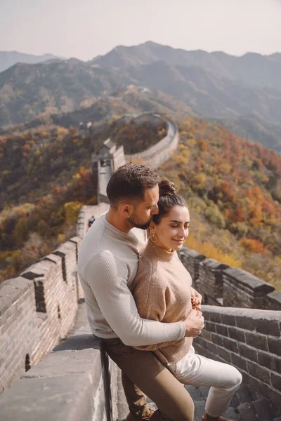 Piękna Młoda Para Okazująca Uczucia Wielkim Murze Chińskim Świeżo Ślubie — Zdjęcie stockowe