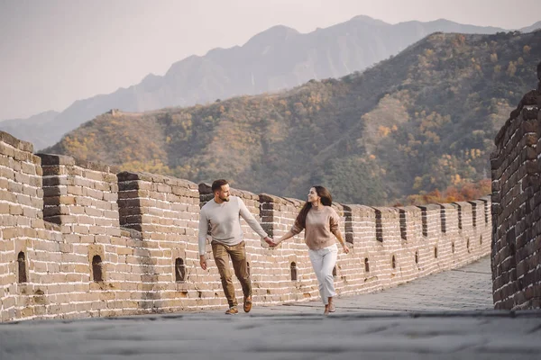 Belo Jovem Casal Correndo Pulando Grande Muralha China Casamento Recém — Fotografia de Stock