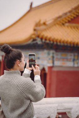 Sonbaharda Pekin 'deki yasak şehri ziyaret eden şık bir kız.