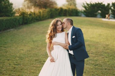 doğada yürüyüş genç erkek ile beyaz elbiseli güzel uzun saçlı gelin