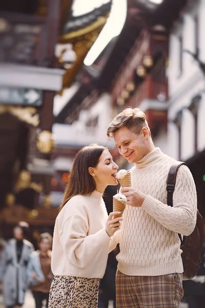 Pareja Recién Casada Comiendo Helado Cono Una Calle Shanghai Cerca —  Fotos de Stock