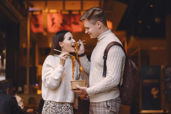 Couple Nouvellement Marié Manger Des Nouilles Avec Des Baguettes Shanghai — Photo