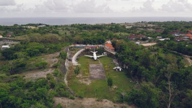 Bali Endonezya 'da turistik eğlence için kullanılan eski uçak