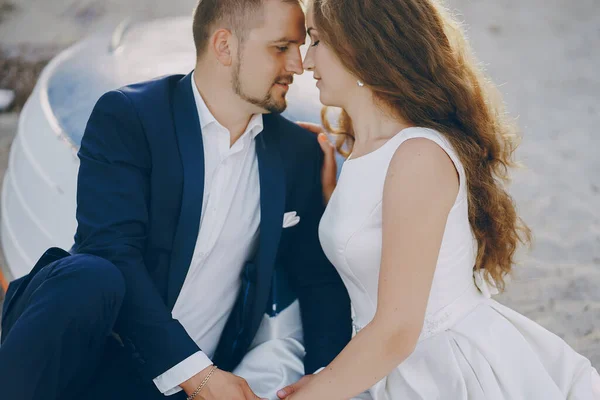 Schöne Junge Langhaarige Braut Weißen Kleid Mit Ihrem Jungen Mann — Stockfoto