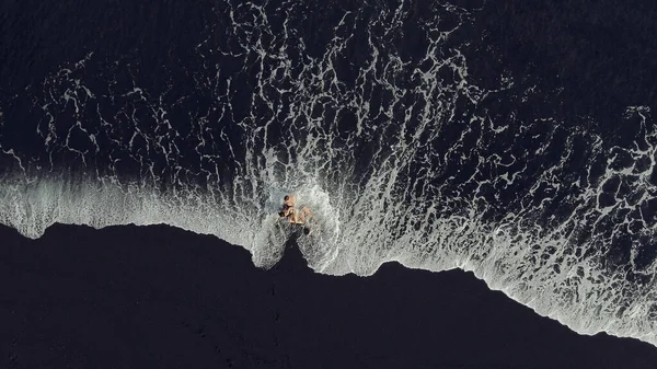 Pár Bali Lidi Pláži Dvojice Leží Černém Písku Střelba Dronu — Stock fotografie