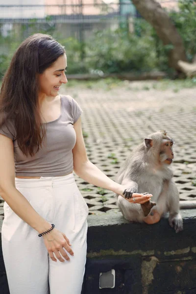 휴가중인 인도네시아 원숭이 숲에서 원숭이와 브루넷 — 스톡 사진