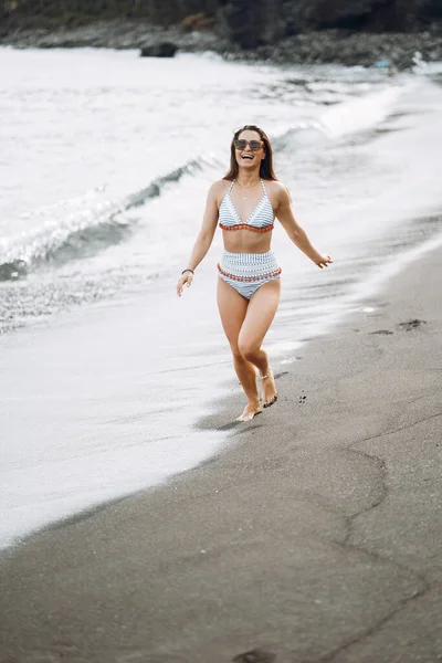 Μελαχρινή Κοπέλα Τρέχει Στη Μαύρη Παραλία Άμμο Φορώντας Ένα Χαριτωμένο — Φωτογραφία Αρχείου