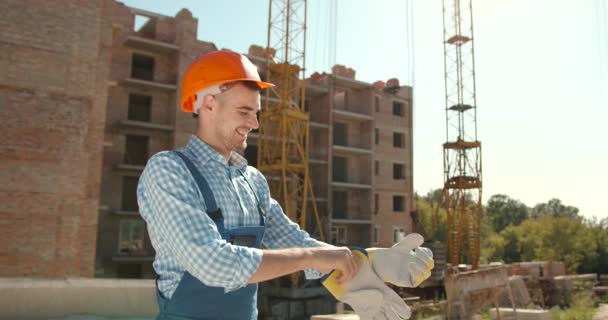 Miesten Rakennuskäsineet Suojelukeinoja Lähemmäs Työntekijä Laittaa Suojakäsineet Työskennellessään Pölyisessä Likaisessa — kuvapankkivideo