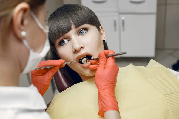Woman Dental Chair Girl Examined Dentist Beauty Treats Her Teeth — Stock Photo, Image