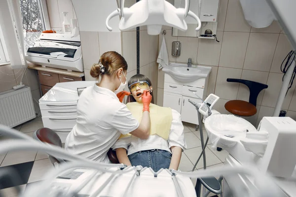 Woman Dental Chair Girl Examined Dentist Beauty Treats Her Teeth —  Fotos de Stock
