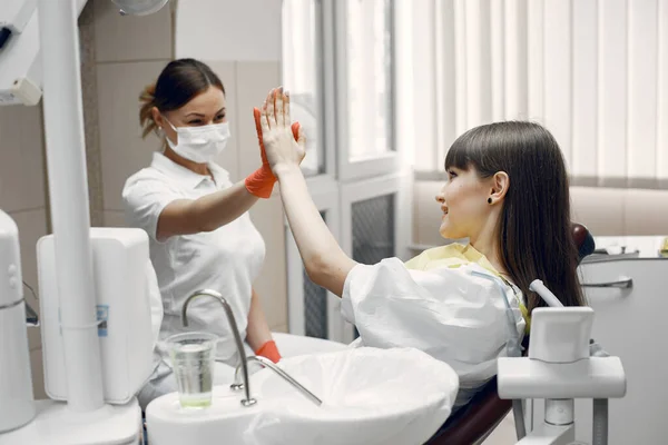 Kobieta Krześle Dentystycznym Dziewczyna Jest Badana Przez Dentystę Lekarz Daje — Zdjęcie stockowe