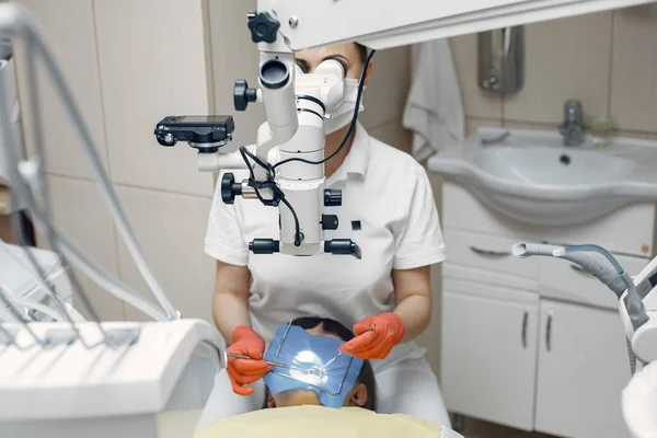 Kobieta Gabinecie Dentystycznym Lekarz Przeprowadza Badania Dziewczyna Leczy Zęby — Zdjęcie stockowe